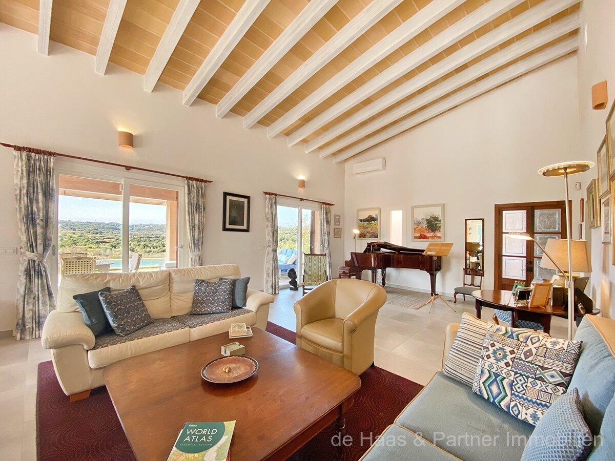 Finca en posición ligeramente elevada con hermosas vistas al paisaje