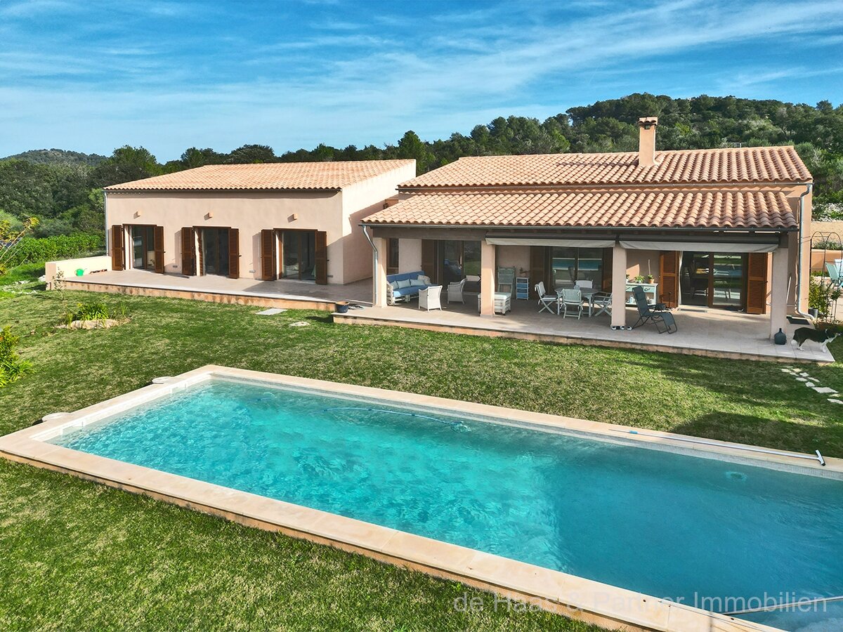 Finca en posición ligeramente elevada con hermosas vistas al paisaje