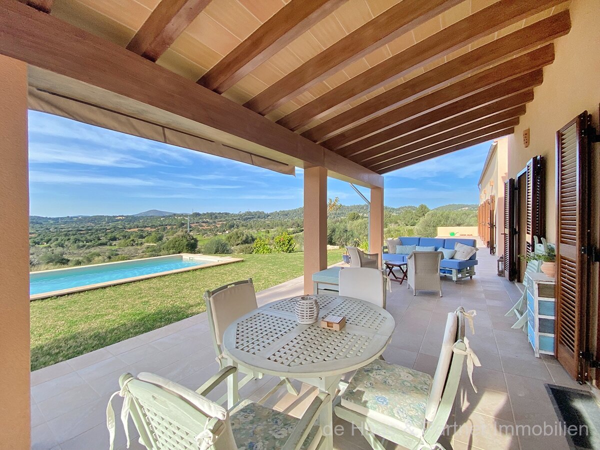 Finca en posición ligeramente elevada con hermosas vistas al paisaje