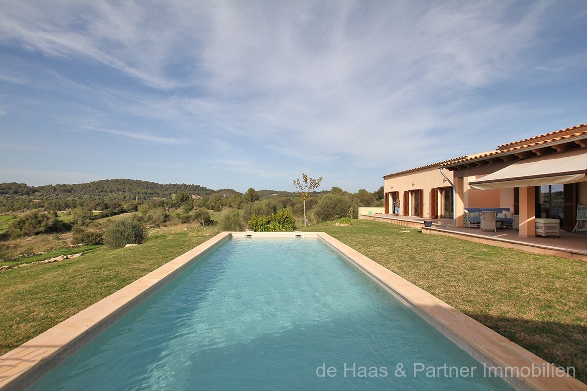 Finca en posición ligeramente elevada con hermosas vistas al paisaje