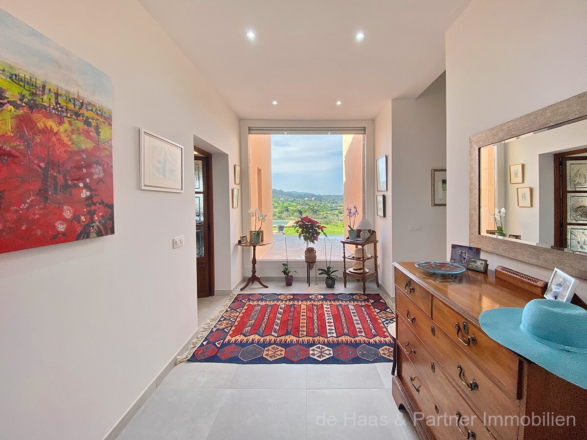 Finca en posición ligeramente elevada con hermosas vistas al paisaje