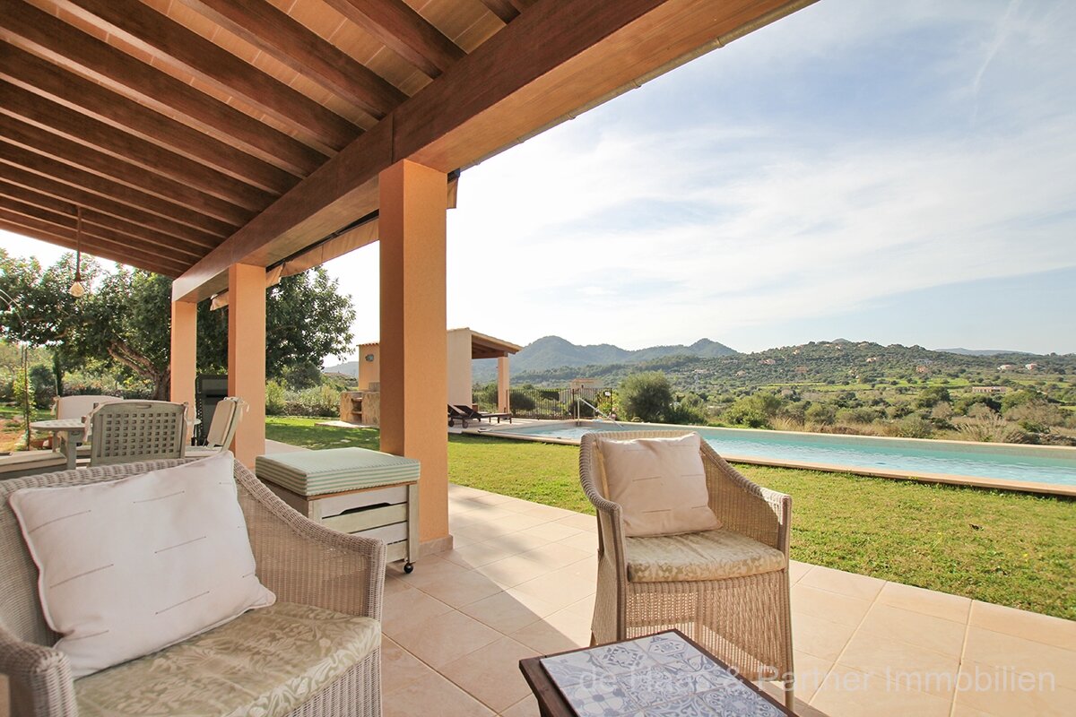 Finca en posición ligeramente elevada con hermosas vistas al paisaje
