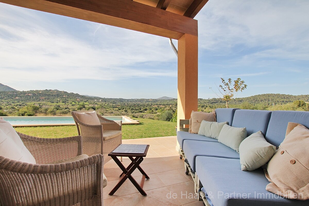 Finca en posición ligeramente elevada con hermosas vistas al paisaje