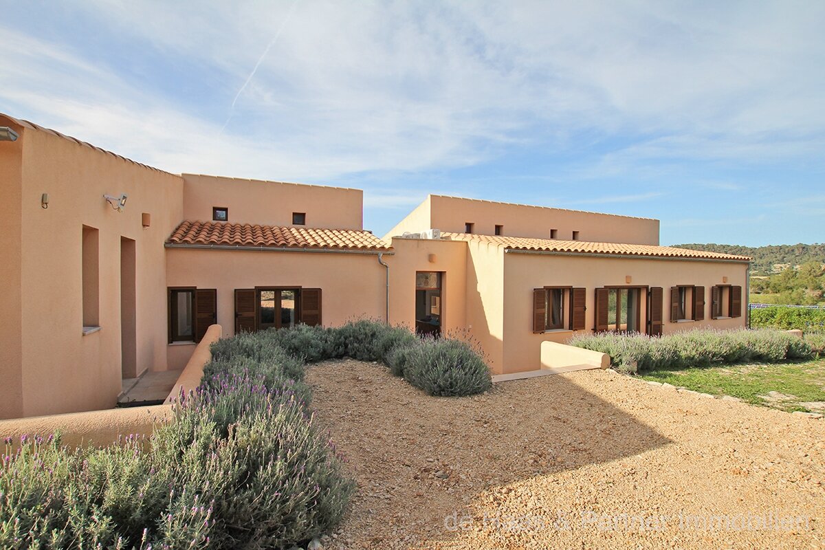 Finca en posición ligeramente elevada con hermosas vistas al paisaje