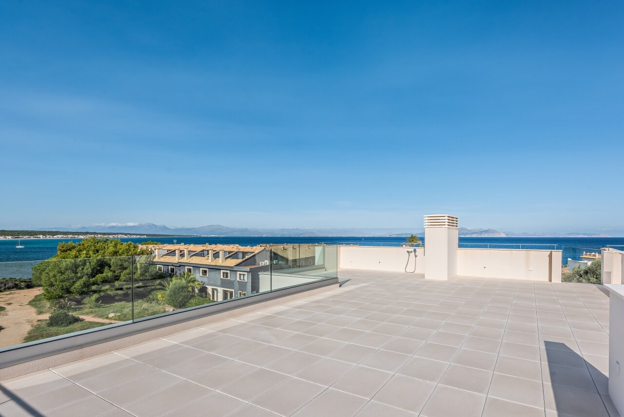 Chalet de nueva construcción con fantásticas vistas al mar y a una playa natural.