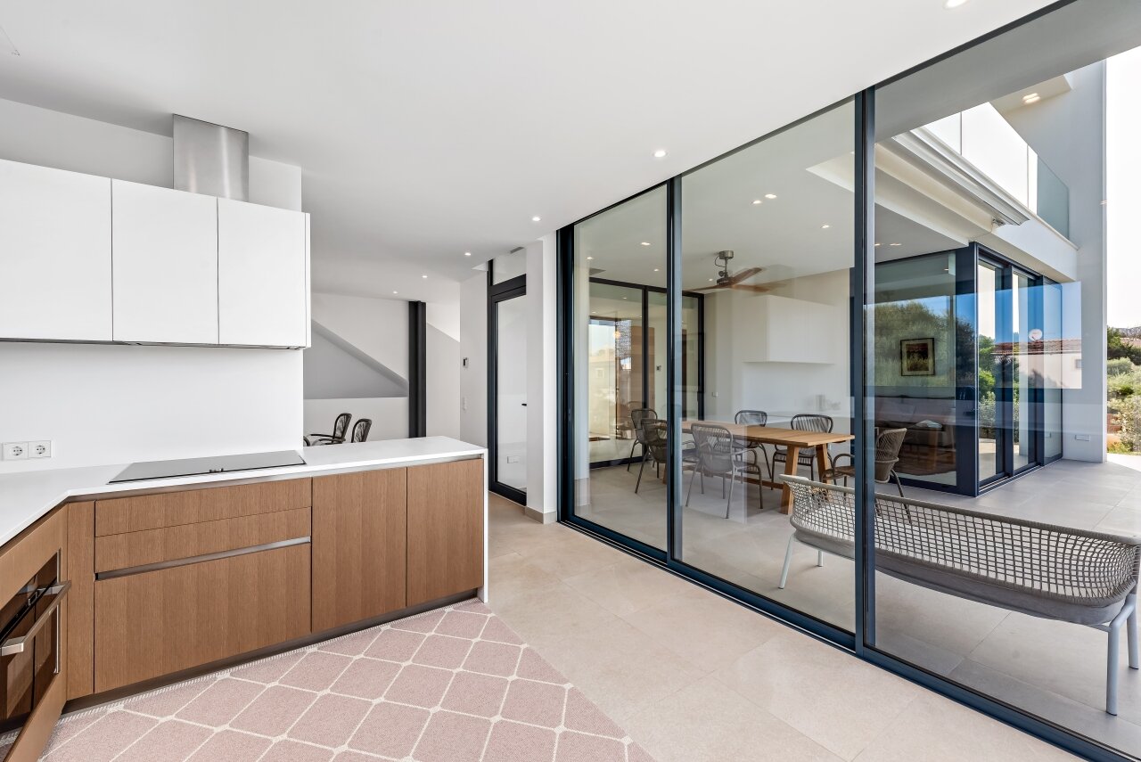 Chalet de nueva construcción con fantásticas vistas al mar y a una playa natural.