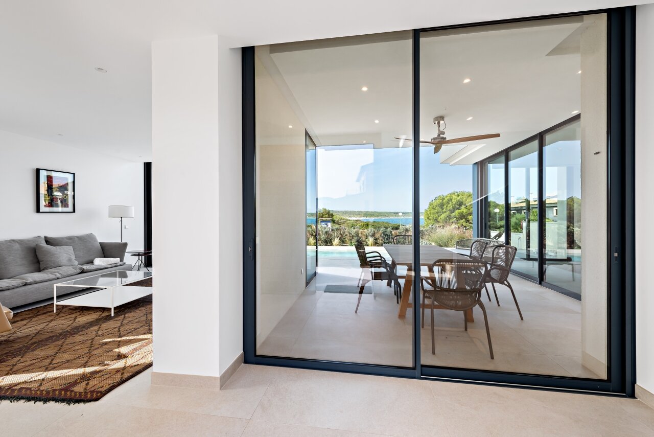 Chalet de nueva construcción con fantásticas vistas al mar y a una playa natural.