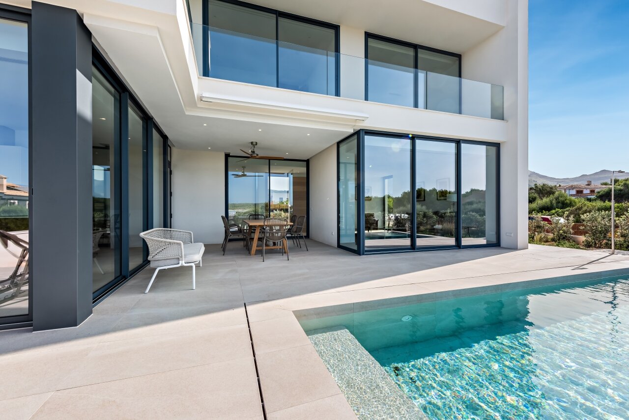 Chalet de nueva construcción con fantásticas vistas al mar y a una playa natural.