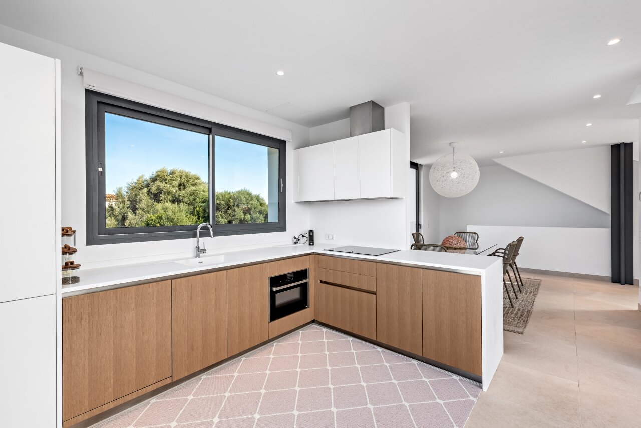 Chalet de nueva construcción con fantásticas vistas al mar y a una playa natural.