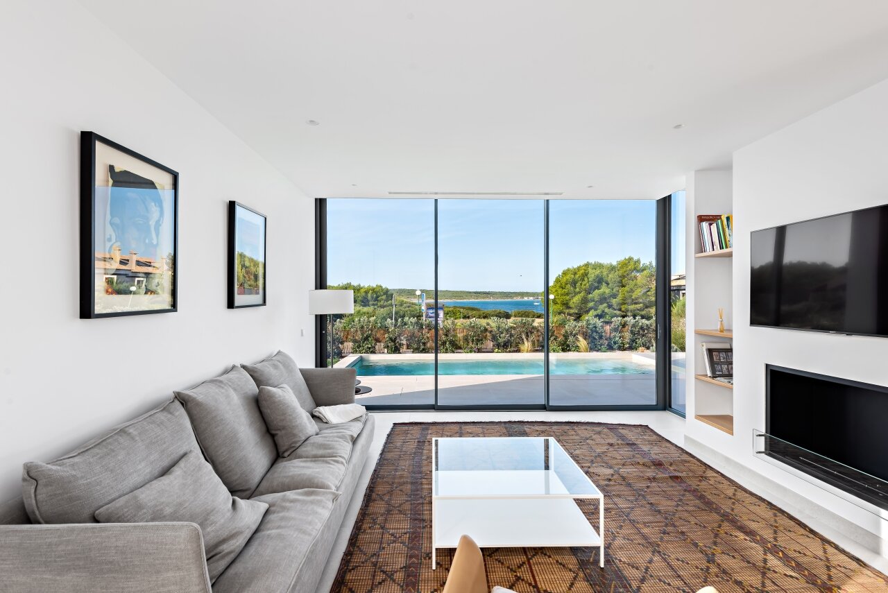 Chalet de nueva construcción con fantásticas vistas al mar y a una playa natural.