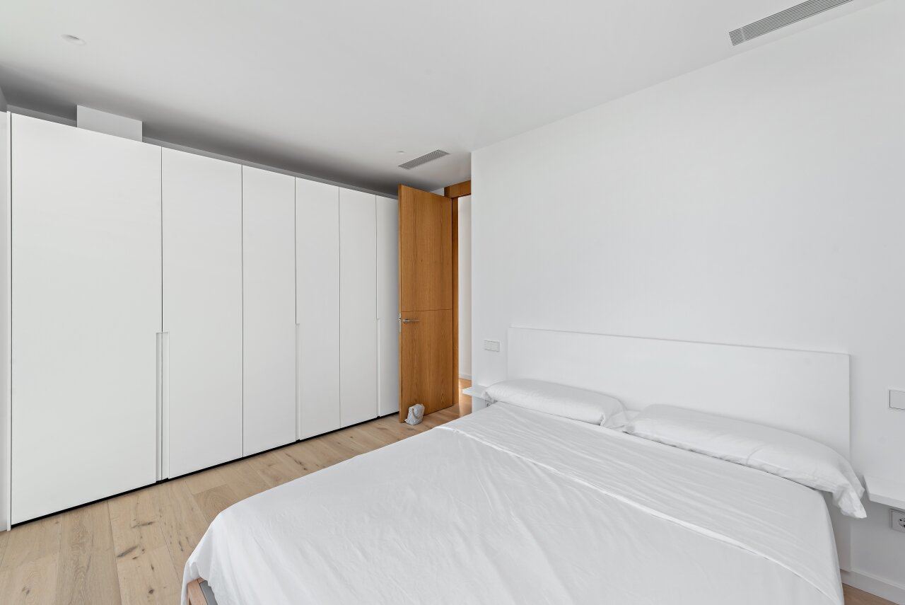 Chalet de nueva construcción con fantásticas vistas al mar y a una playa natural.