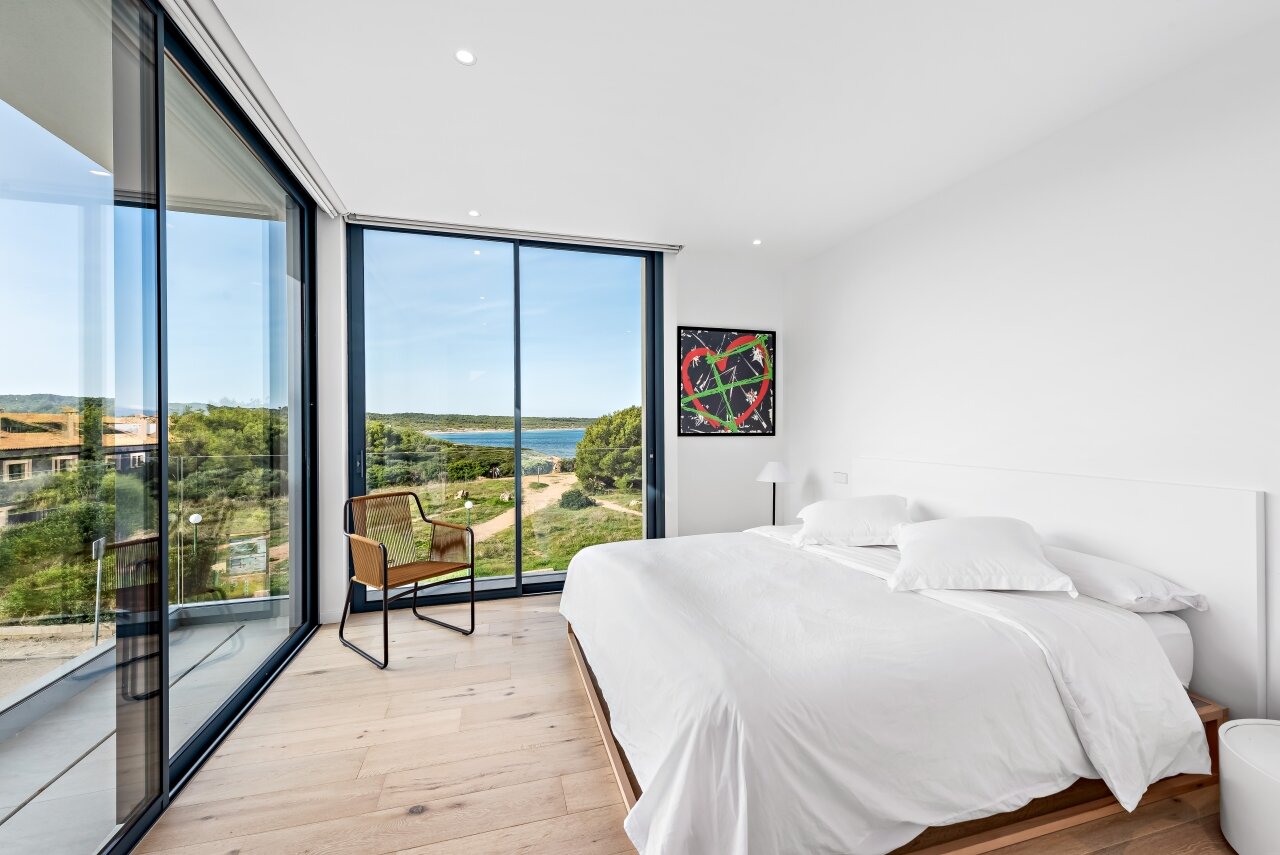 Chalet de nueva construcción con fantásticas vistas al mar y a una playa natural.