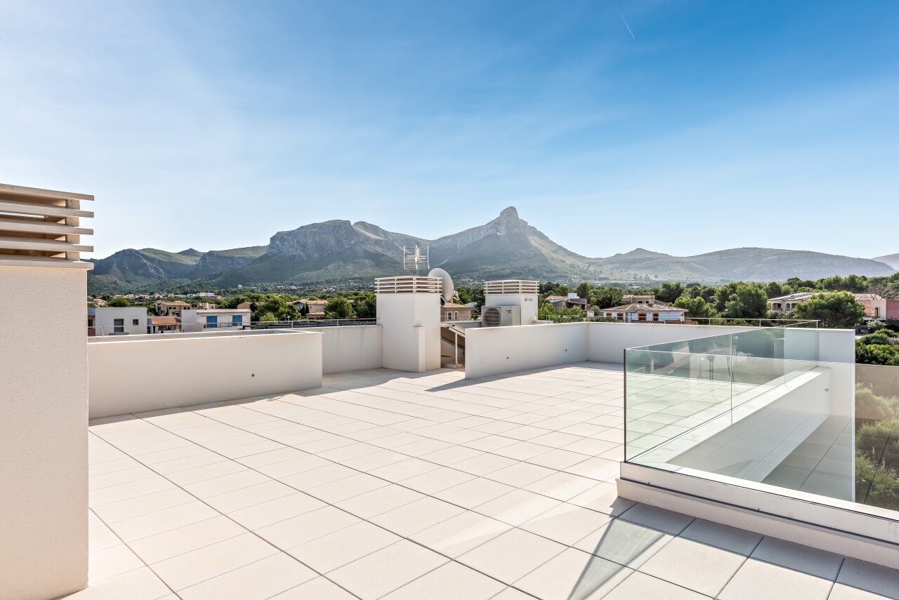 Chalet de nueva construcción con fantásticas vistas al mar y a una playa natural.