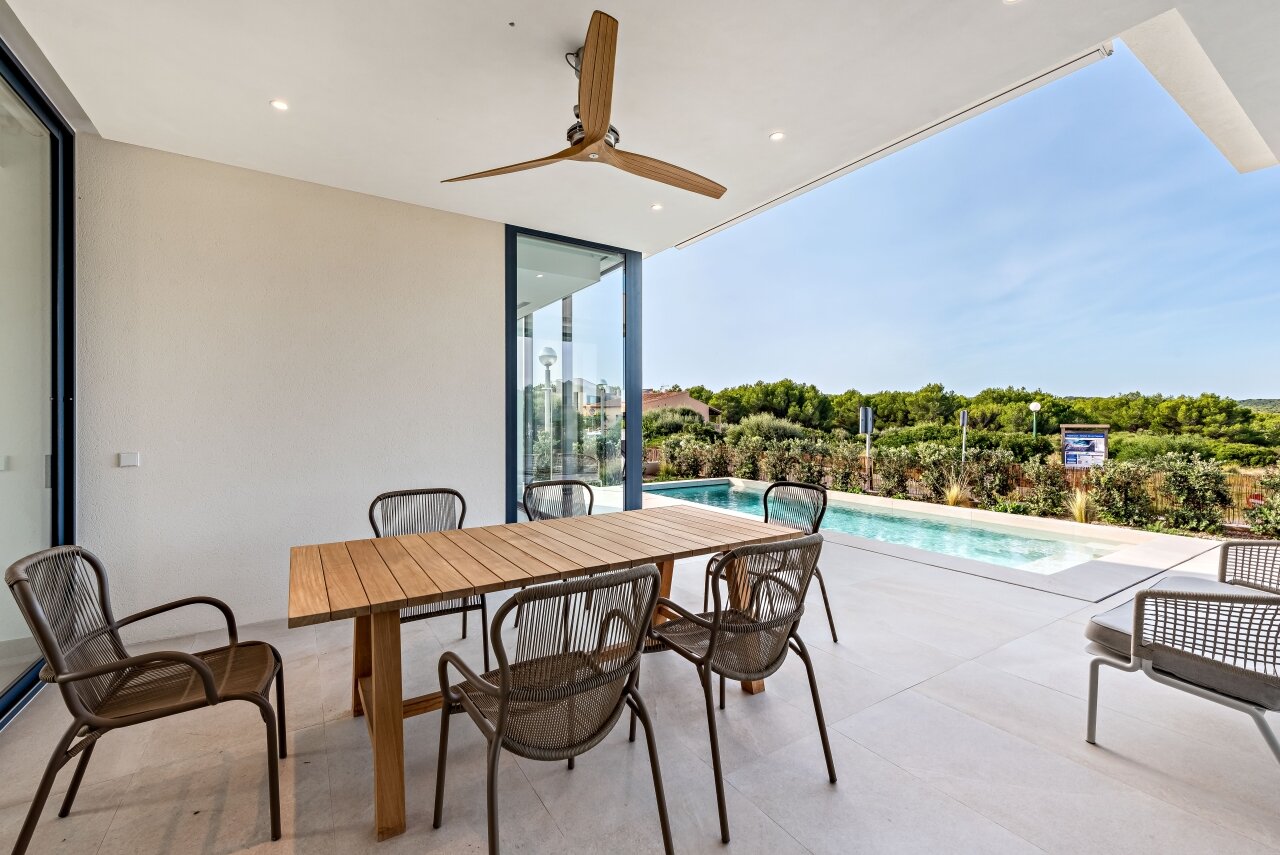 Chalet de nueva construcción con fantásticas vistas al mar y a una playa natural.