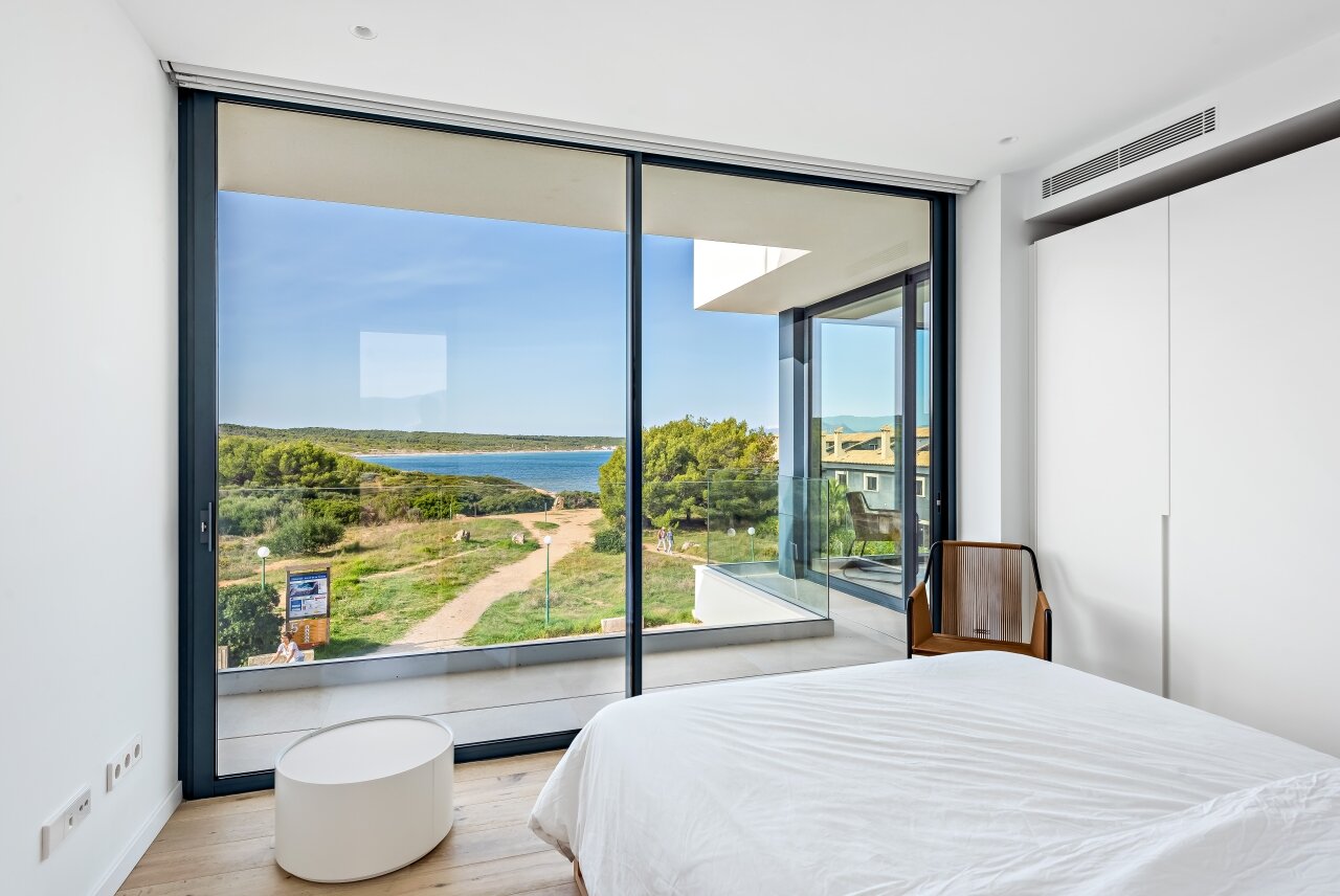 Chalet de nueva construcción con fantásticas vistas al mar y a una playa natural.