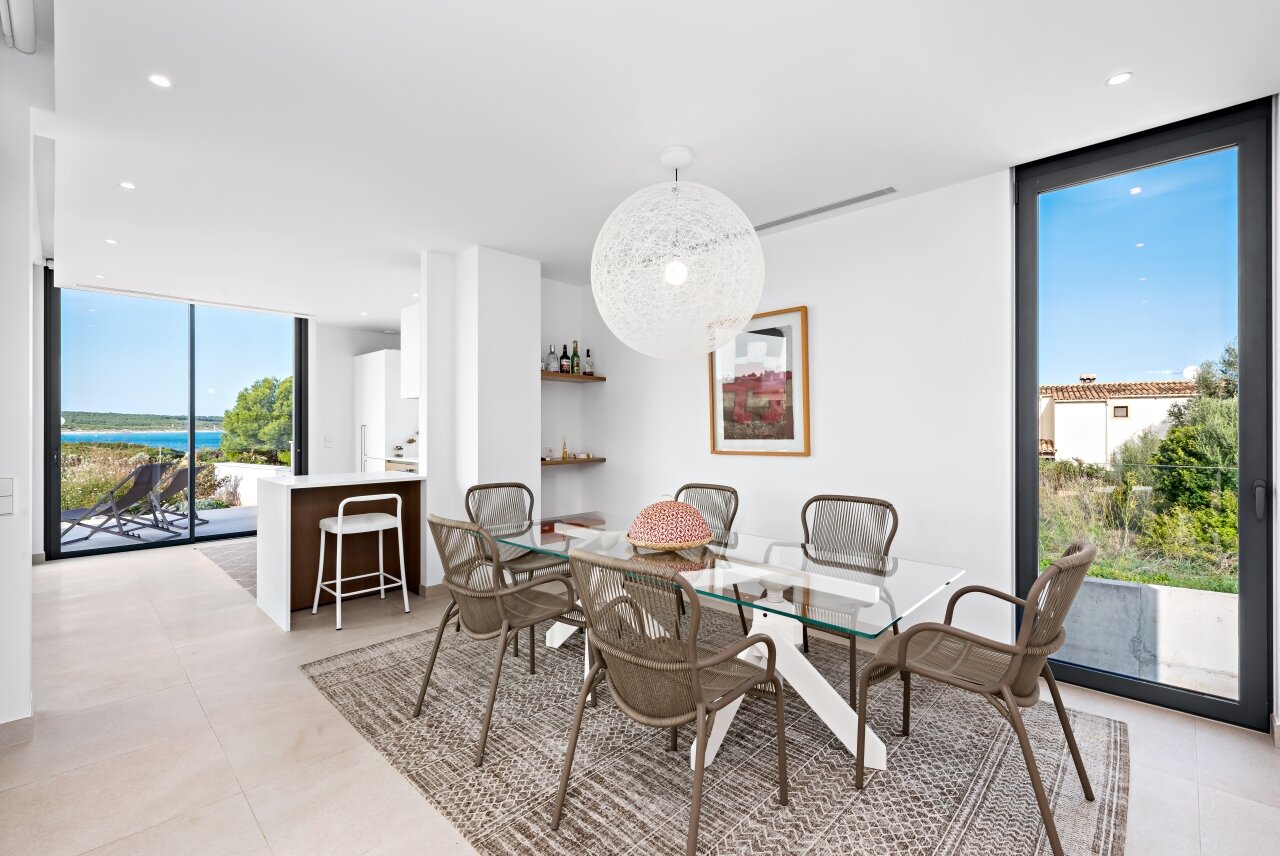 Chalet de nueva construcción con fantásticas vistas al mar y a una playa natural.