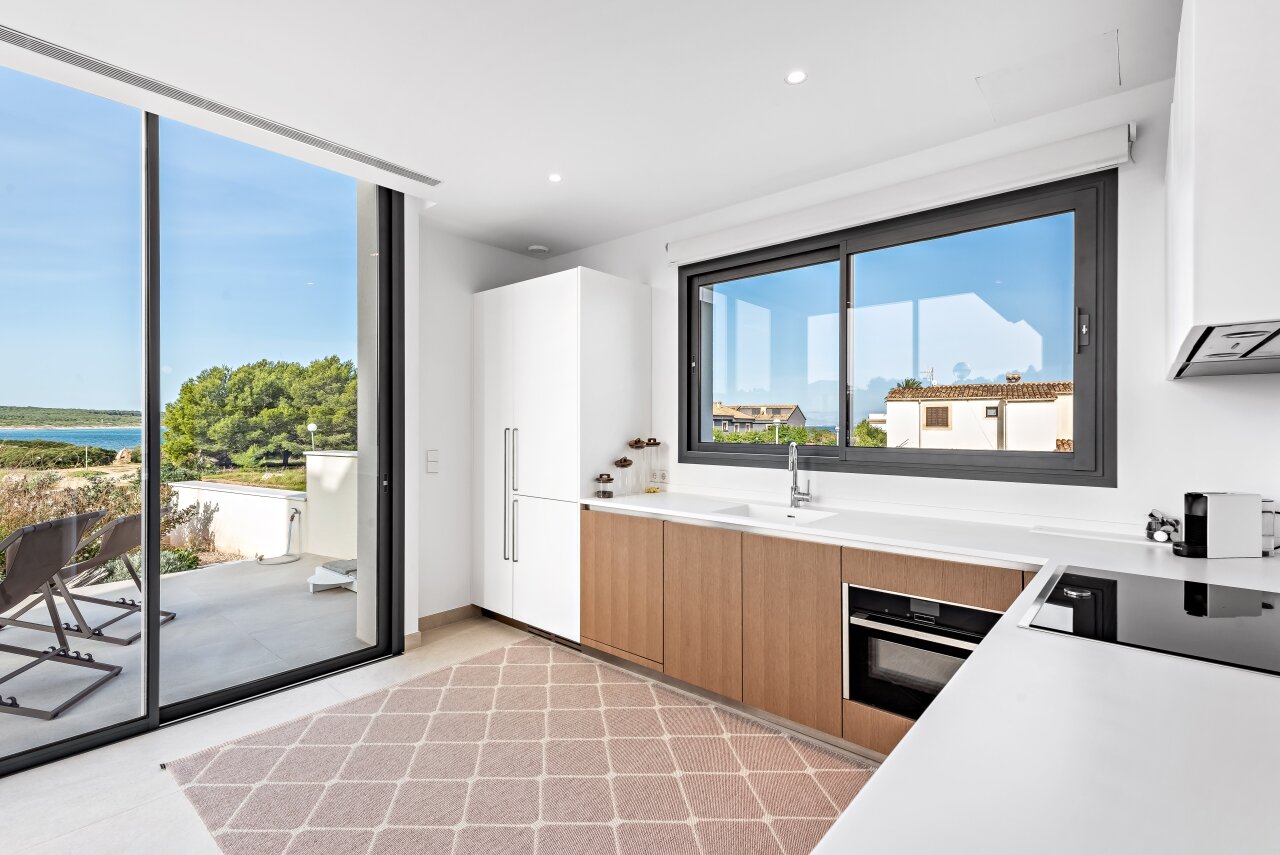 Chalet de nueva construcción con fantásticas vistas al mar y a una playa natural.