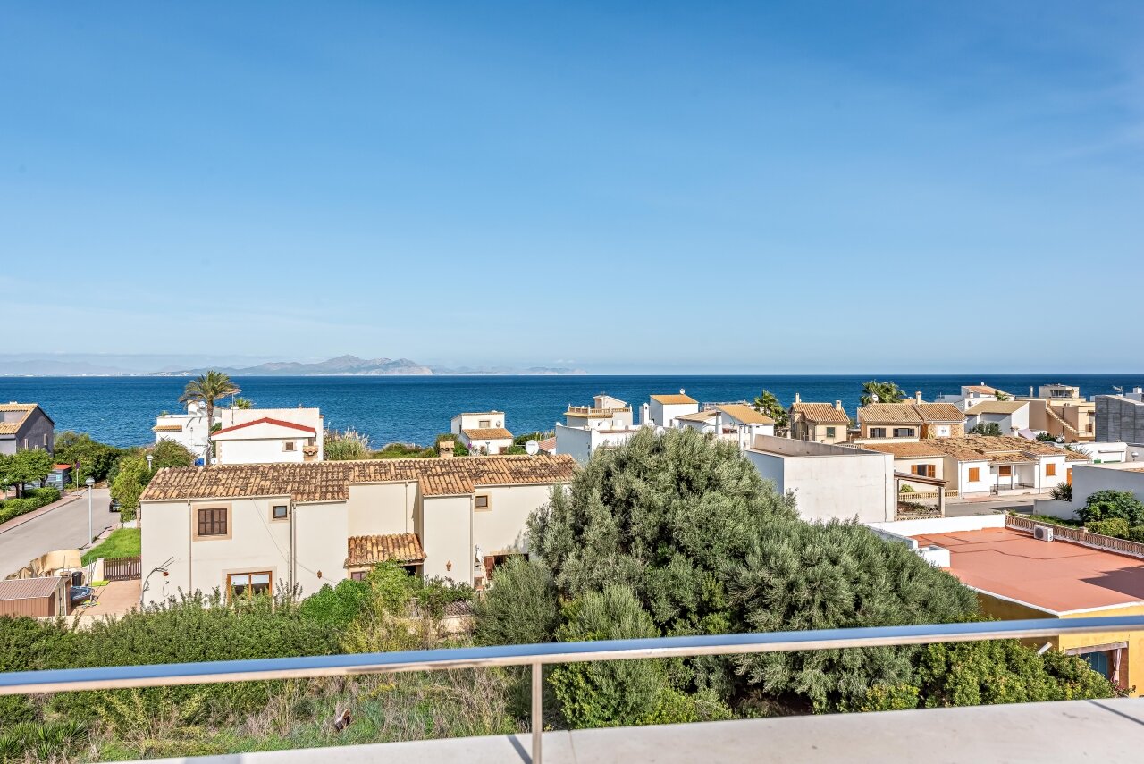Chalet de nueva construcción con fantásticas vistas al mar y a una playa natural.
