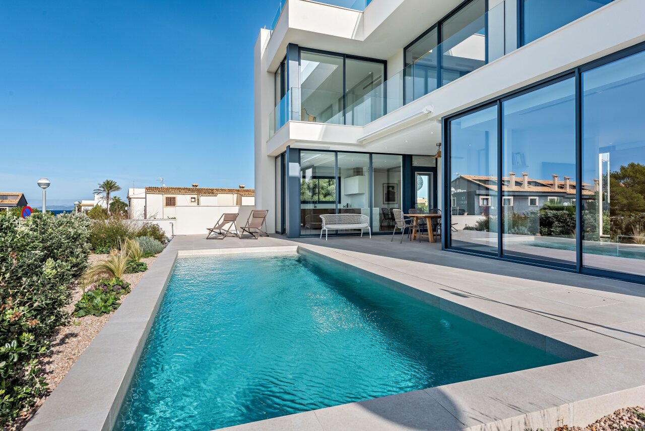 Chalet de nueva construcción con fantásticas vistas al mar y a una playa natural.