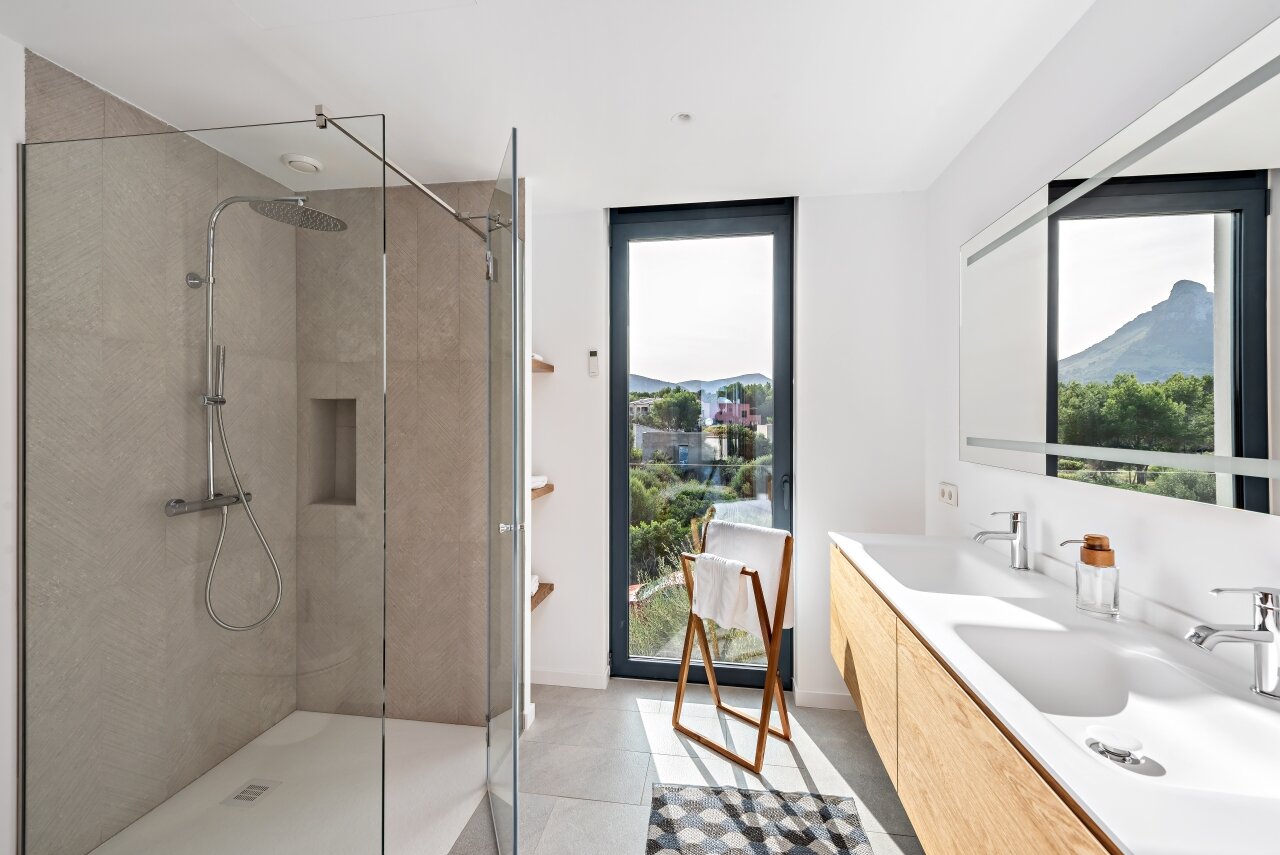 Chalet de nueva construcción con fantásticas vistas al mar y a una playa natural.