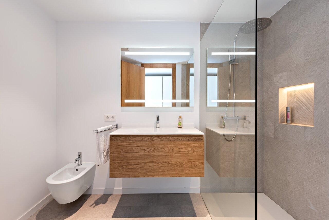 Chalet de nueva construcción con fantásticas vistas al mar y a una playa natural.