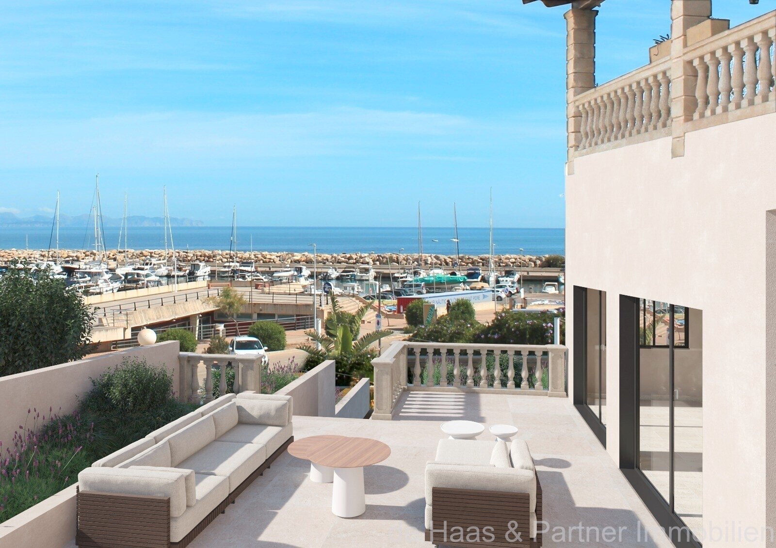 Gran casa directamente en el puerto con vistas panorámicas sobre la bahía hasta Alcudia.