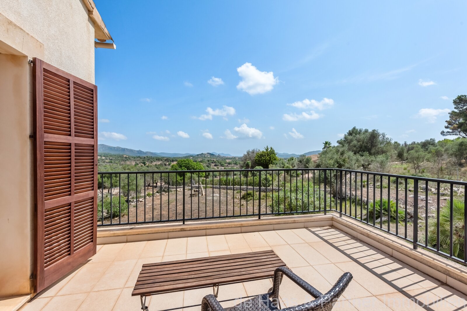 Moderna finca con perfectas vistas sobre Artà hasta el mar con apartamento de invitados y licencia de alquiler