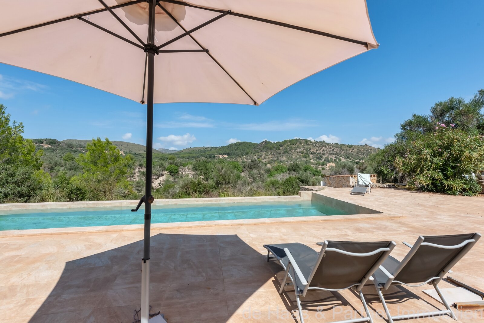 Moderna finca con perfectas vistas sobre Artà hasta el mar con apartamento de invitados y licencia de alquiler