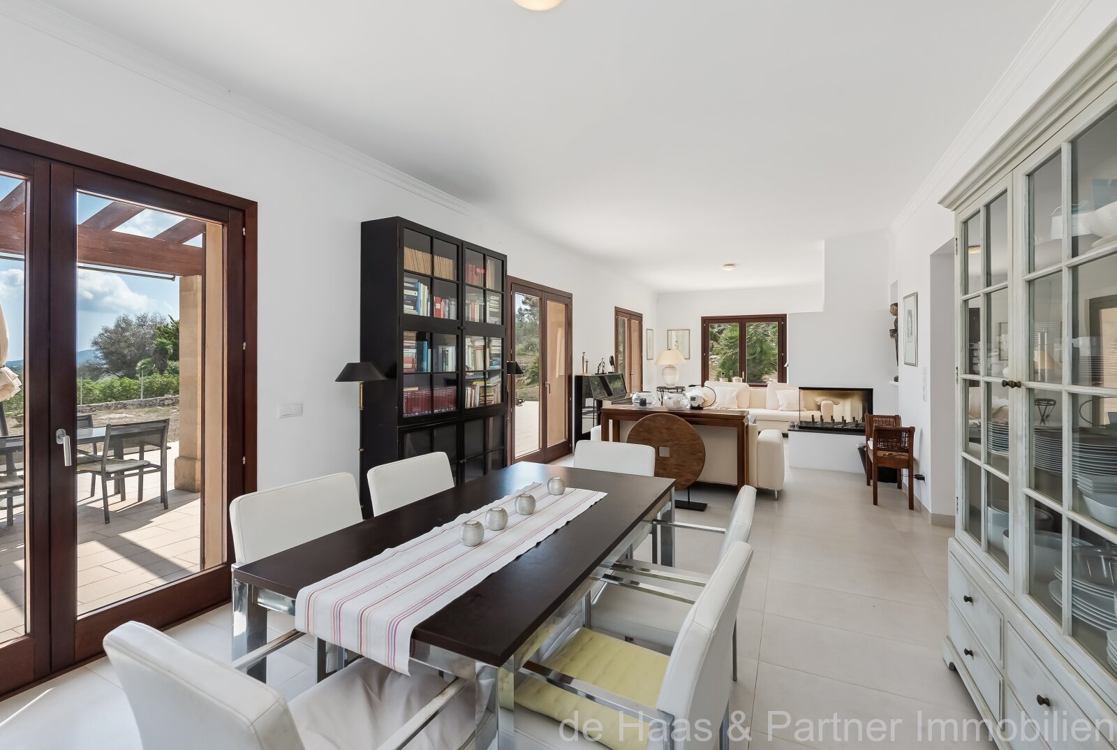 Moderna finca con perfectas vistas sobre Artà hasta el mar con apartamento de invitados y licencia de alquiler