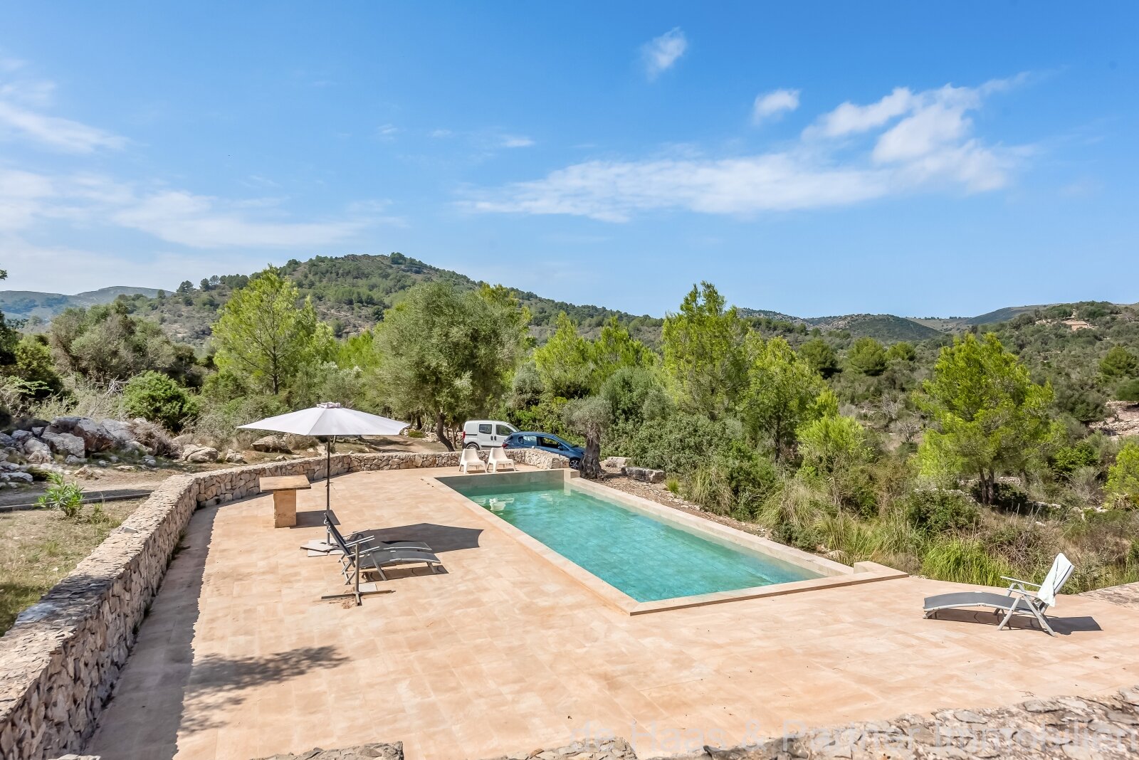 Moderna finca con perfectas vistas sobre Artà hasta el mar con apartamento de invitados y licencia de alquiler