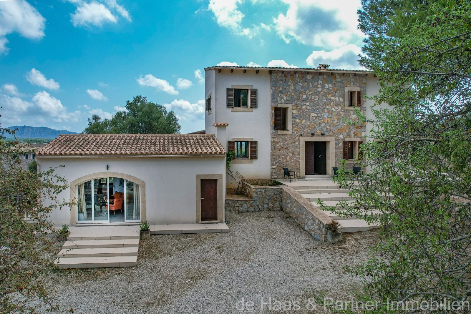 Moderna finca con perfectas vistas sobre Artà hasta el mar con apartamento de invitados y licencia de alquiler