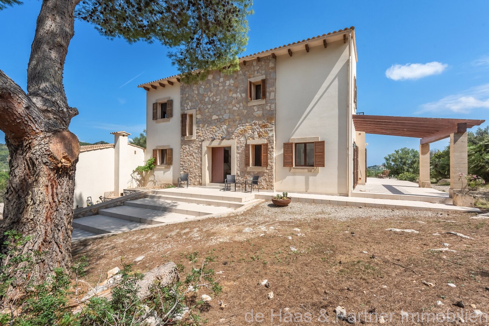 Moderna finca con perfectas vistas sobre Artà hasta el mar con apartamento de invitados y licencia de alquiler