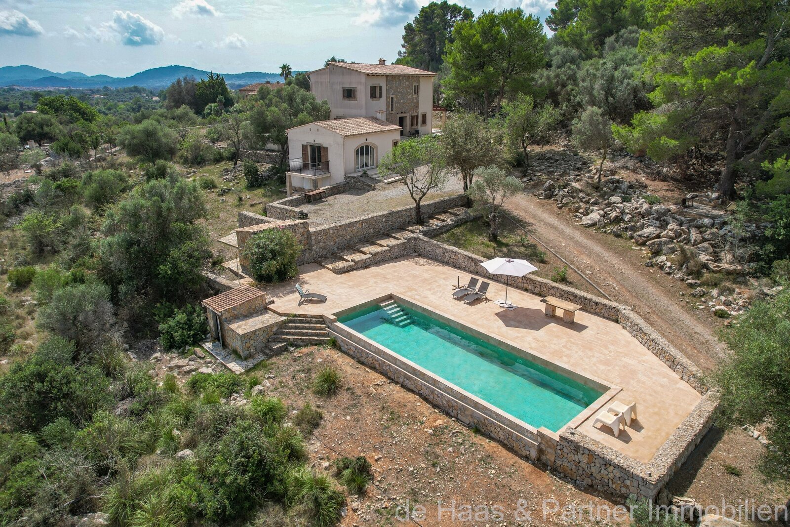 Moderna finca con perfectas vistas sobre Artà hasta el mar con apartamento de invitados y licencia de alquiler