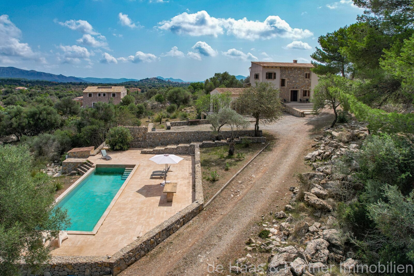 Artà: Moderna finca con perfectas vistas sobre Artà hasta el mar con apartamento de invitados y licencia de alquiler 