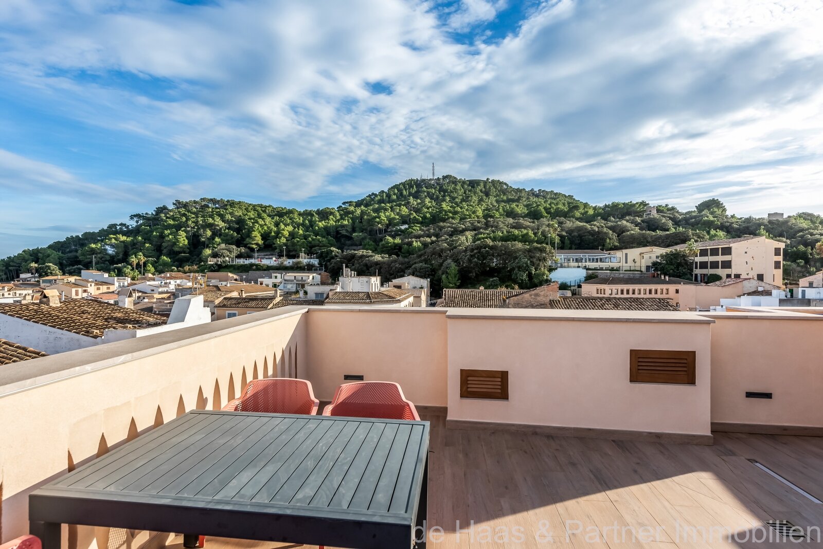 Casa adosada de diseño en el corazón de Capdepera con fantásticas vistas al mar