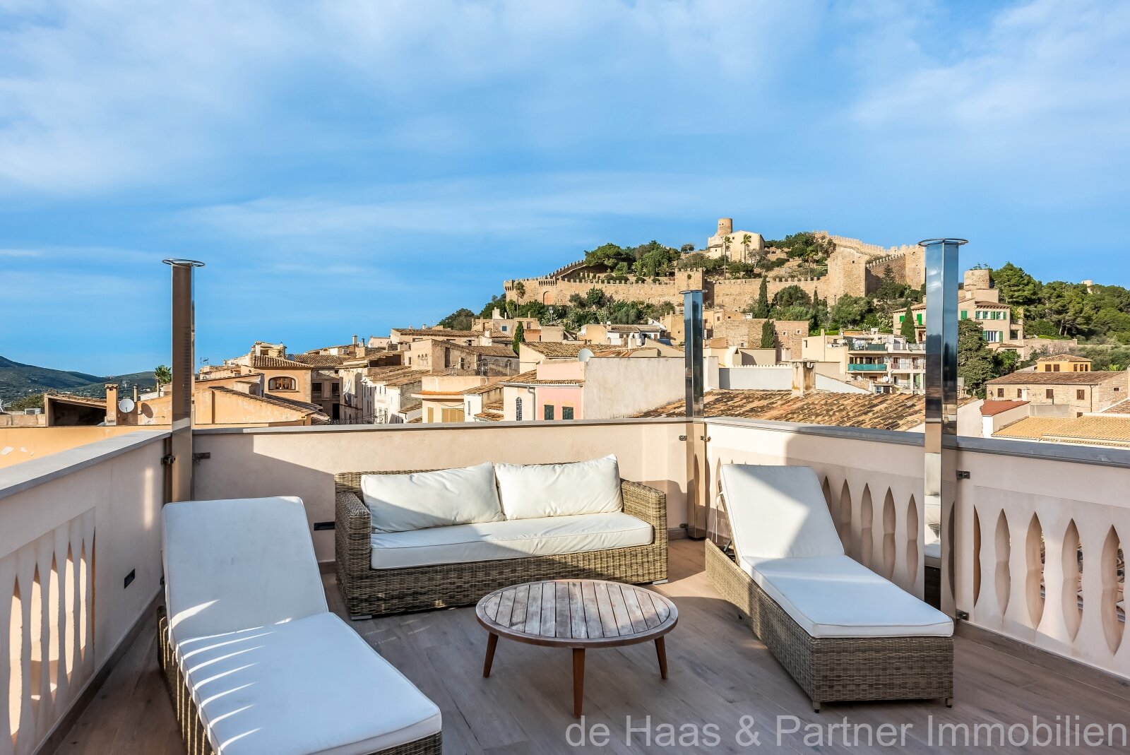 Casa adosada de diseño en el corazón de Capdepera con fantásticas vistas al mar