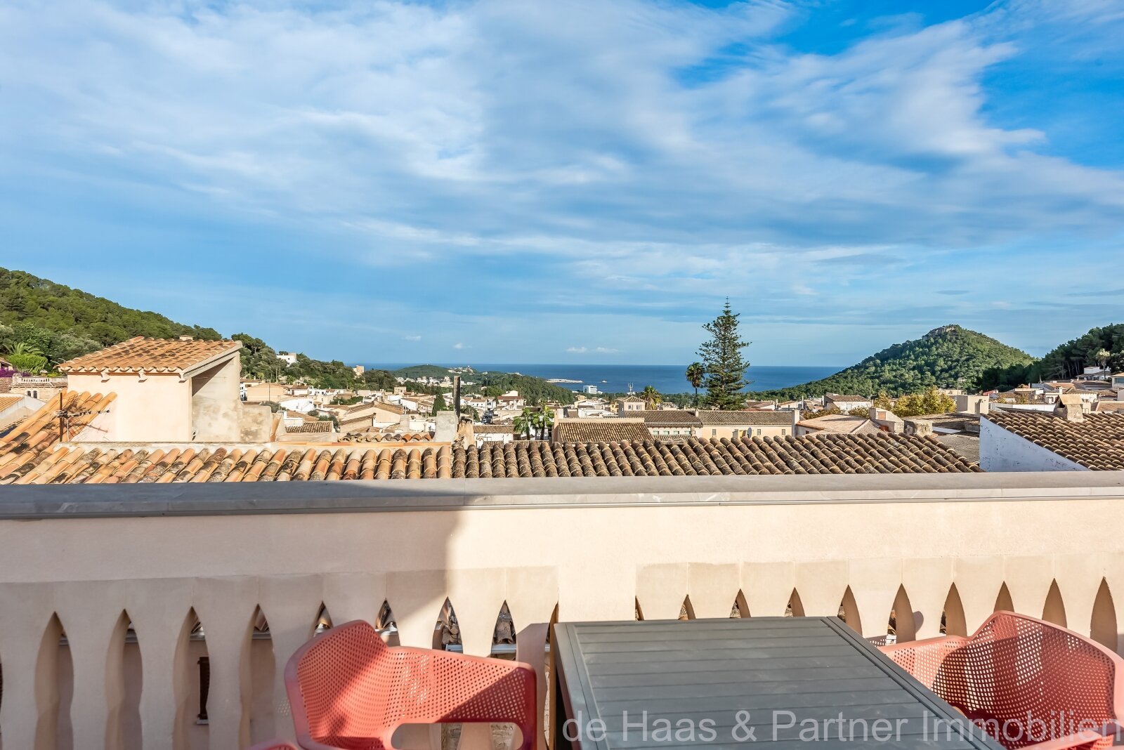 Casa adosada de diseño en el corazón de Capdepera con fantásticas vistas al mar