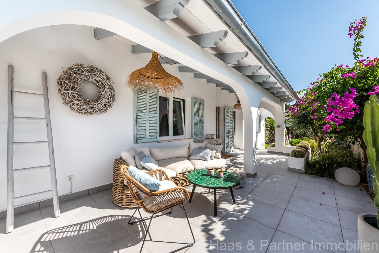 Top chalet renovado en estilo casa de playa con jardín mediterráneo.