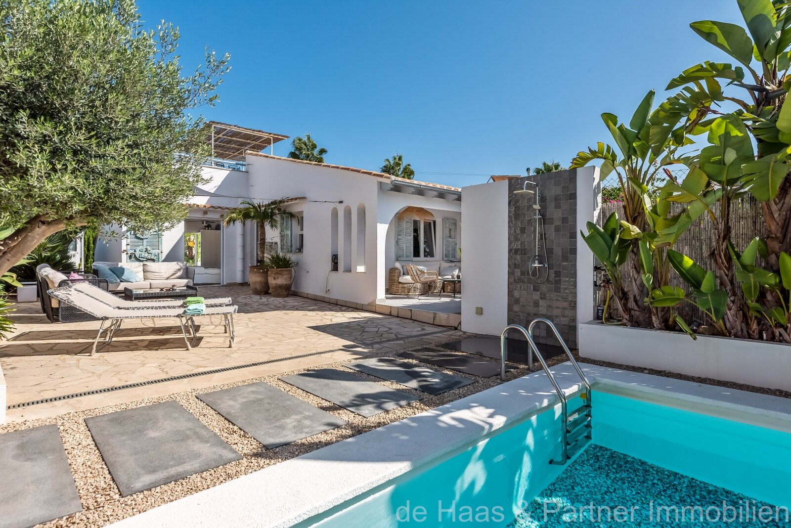 Top chalet renovado en estilo casa de playa con jardín mediterráneo.