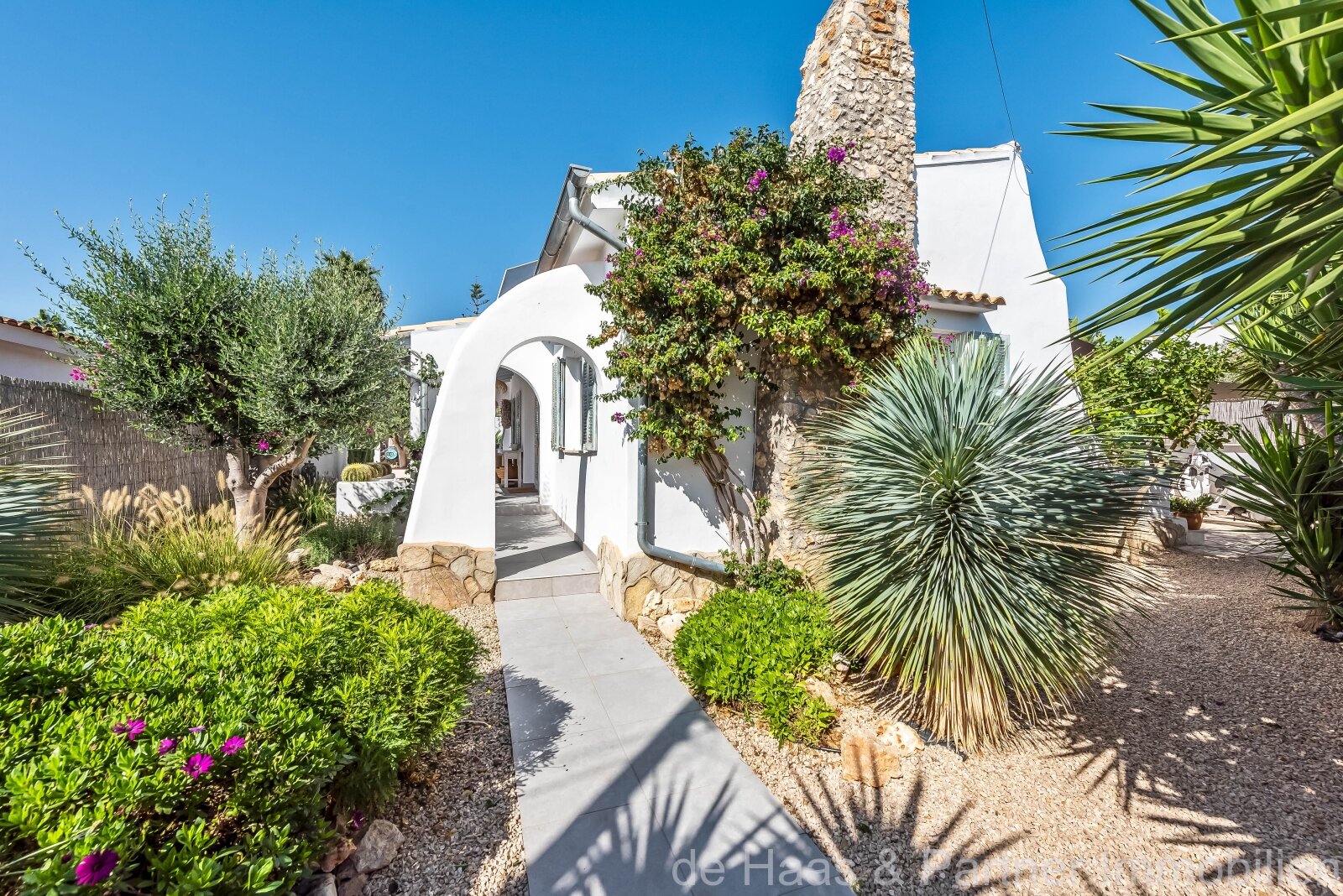 Top chalet renovado en estilo casa de playa con jardín mediterráneo.