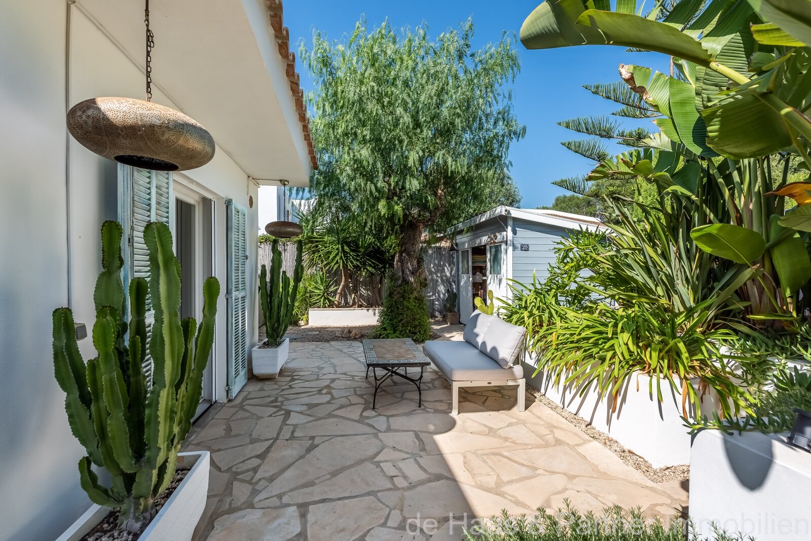 Top chalet renovado en estilo casa de playa con jardín mediterráneo.