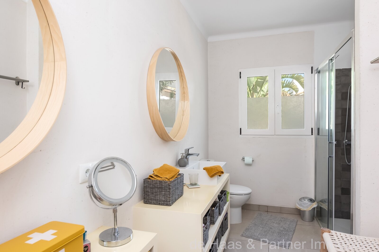 Top chalet renovado en estilo casa de playa con jardín mediterráneo.