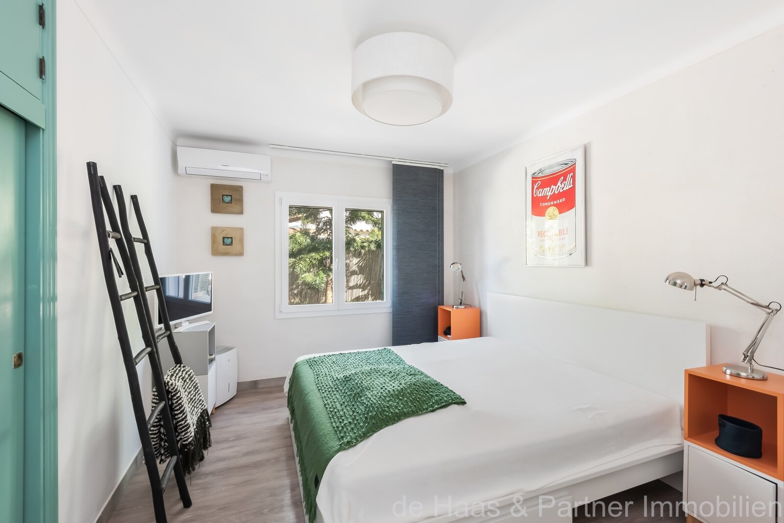 Top chalet renovado en estilo casa de playa con jardín mediterráneo.