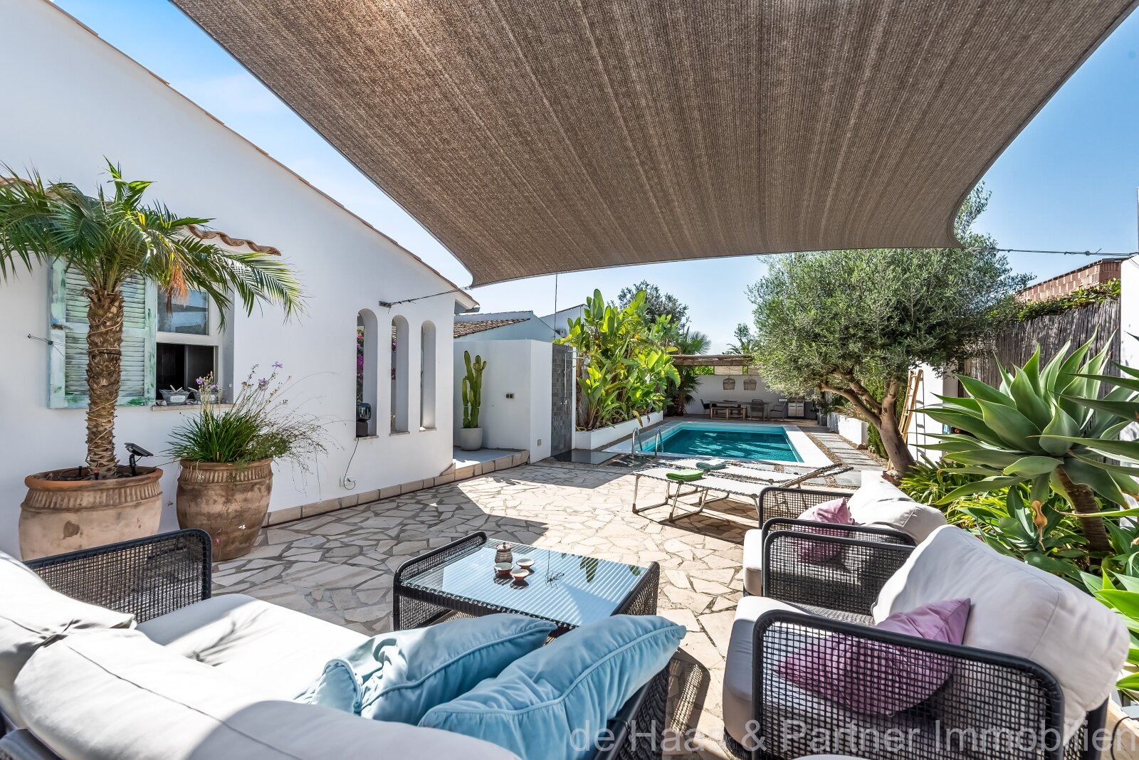 Cala Mandia: Top chalet renovado en estilo casa de playa con jardín mediterráneo. 