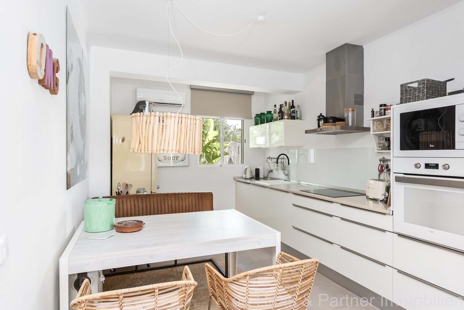 Top chalet renovado en estilo casa de playa con jardín mediterráneo.