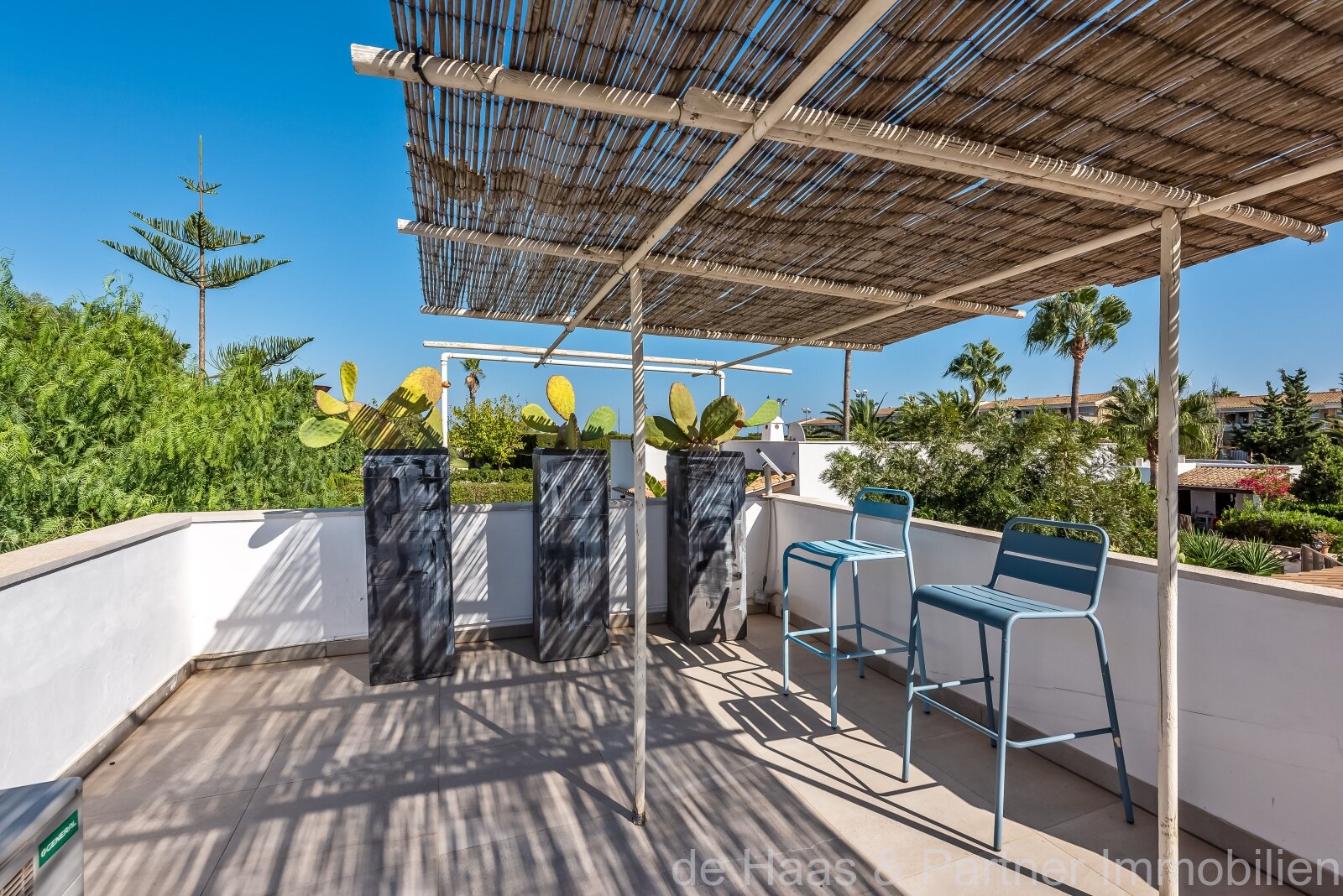 Top chalet renovado en estilo casa de playa con jardín mediterráneo.