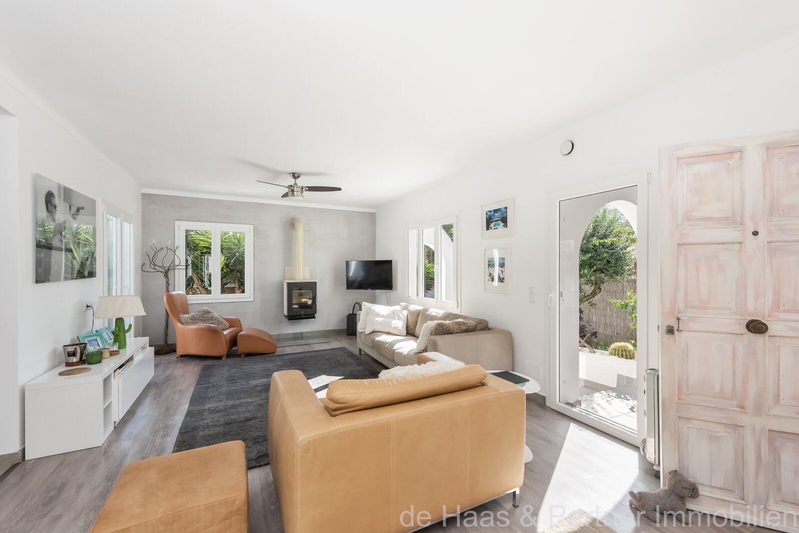 Top chalet renovado en estilo casa de playa con jardín mediterráneo.