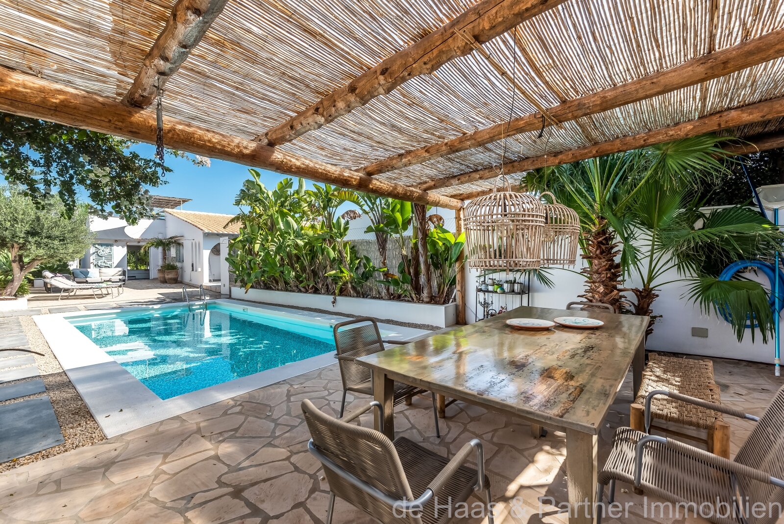 Top chalet renovado en estilo casa de playa con jardín mediterráneo.