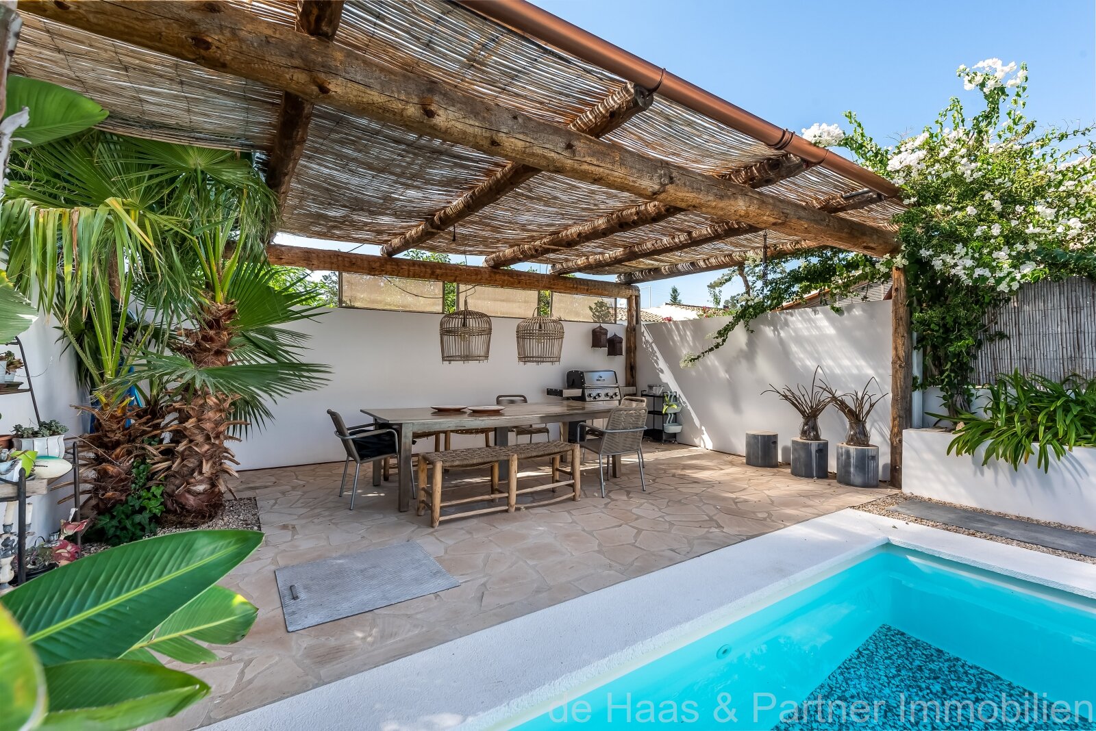 Top chalet renovado en estilo casa de playa con jardín mediterráneo.