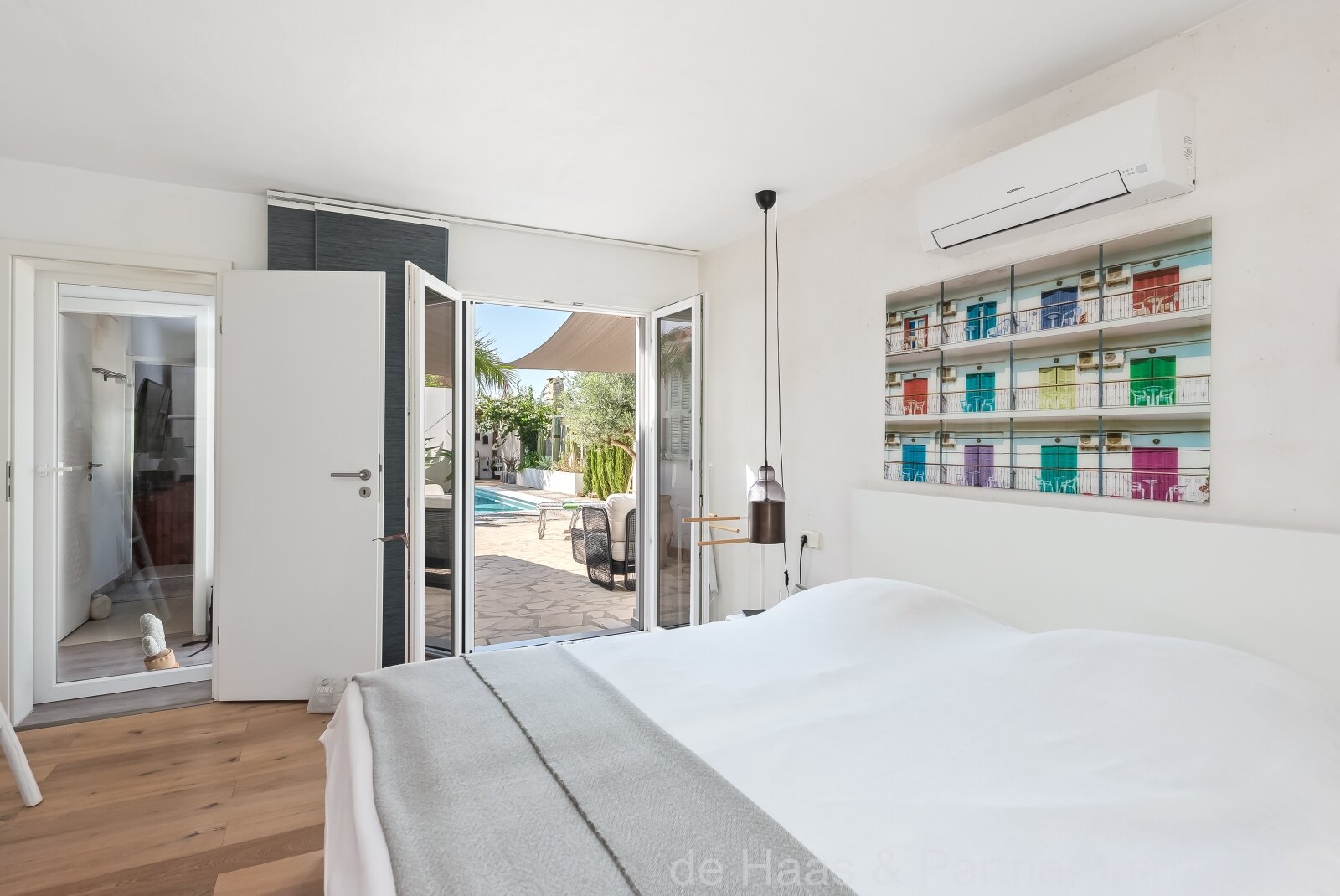 Top chalet renovado en estilo casa de playa con jardín mediterráneo.